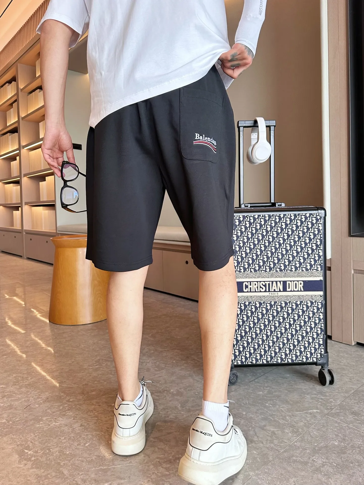 Balenciaga's three-standard complete 2026 summer New Arrival men's casual shorts, advanced custom-made Breathable fabric, Breathable fabric, extremely stretchy and comfortable, impeccable details, top-grade accessories, original logo design concept, delicate and soft feel! The upper body fit is awesome! Size: M-XXXL Please state your height and weight when ordering